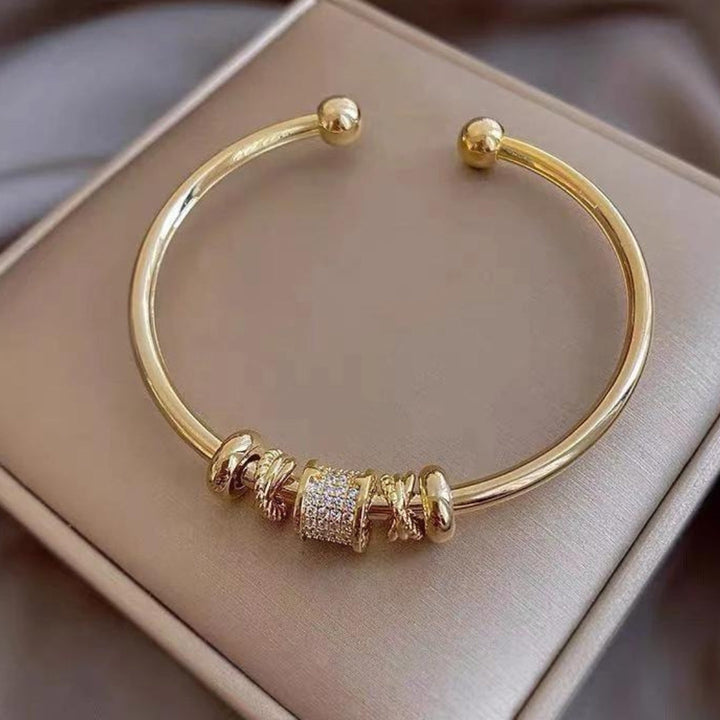 Adjustable bracelet with gold charms for a touch of elegance