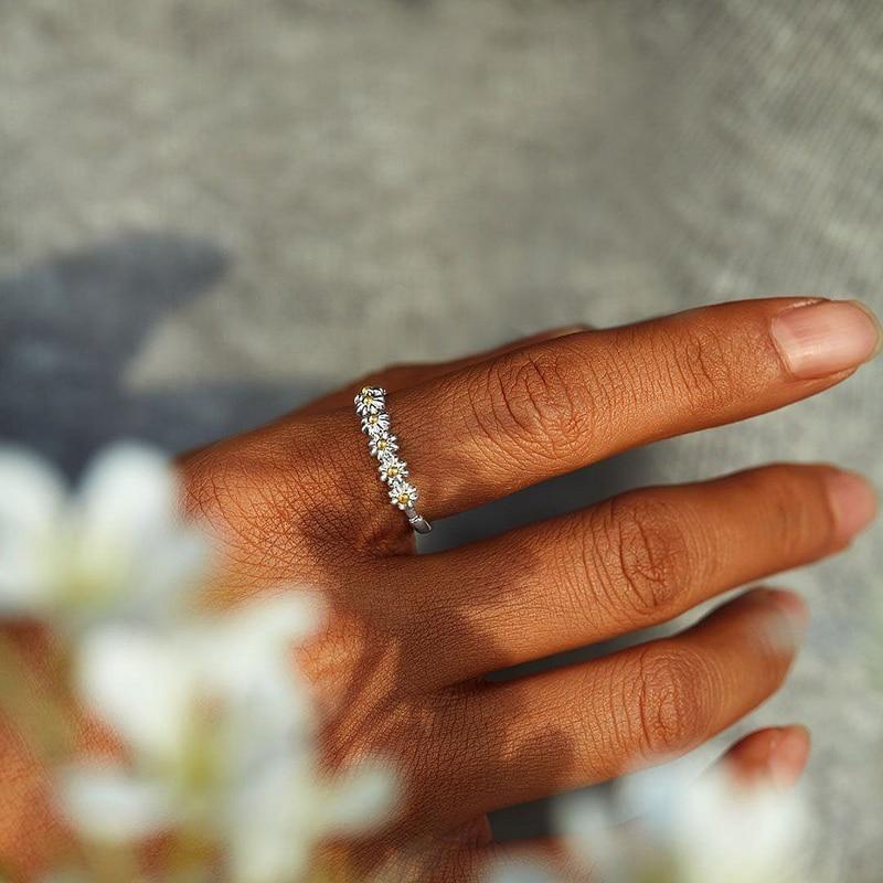 Adjustable Silver Ring with Elegant Daisy Charm