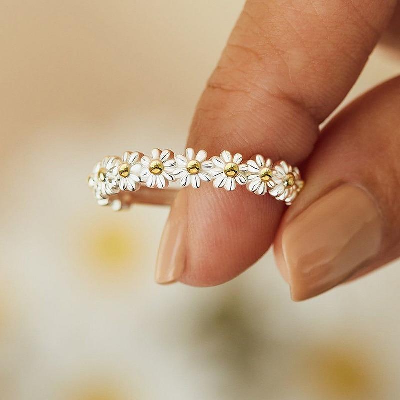 Adjustable Silver Ring with Elegant Daisy Charm