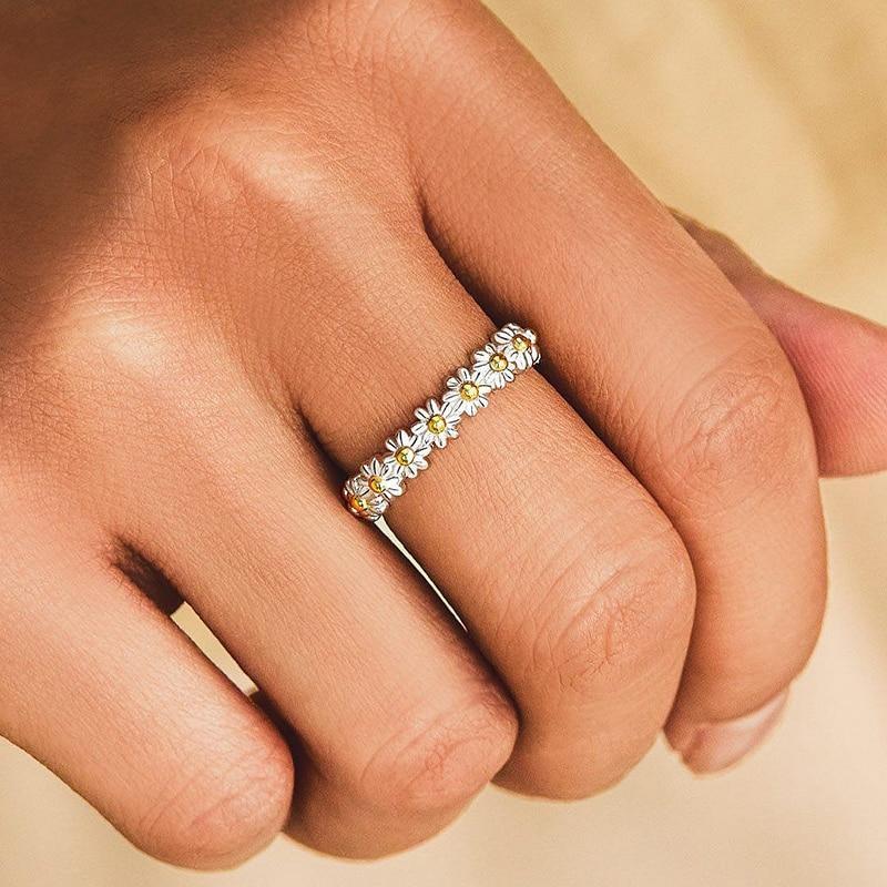 Adjustable Silver Ring with Elegant Daisy Charm
